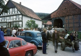 30.09.1972, die 1. Automobil Veteranen Auktion in Deutschland im Dorf Capellenhagen, vom 300SL über den 170er bis zum Pferdefuhrwerk war alles vertreten