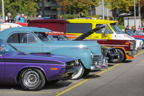 30 Jahre Evolution: 1971er Dodge Challenger vor 1941er Chrysler Windsor – Albisgütli Classic Cars & Bikes Oktober 2023