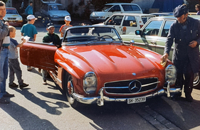 300 SL Roadster Nummer 198042-10-002786 im Jahr 1992. Sein Besitzer Heinrich Zollinger (rechts im Bild) hatten den Wagen hier bereits seit 23 Jahren, 30 weitere sollten folgen