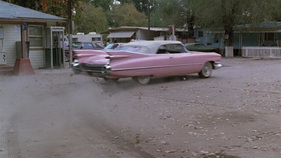 325 PS sind halt schon etwas, wenn man sich, wie Lou Ann, erst noch an das Auto gewöhnen muss - im Film "Pink Cadillac" von 1989