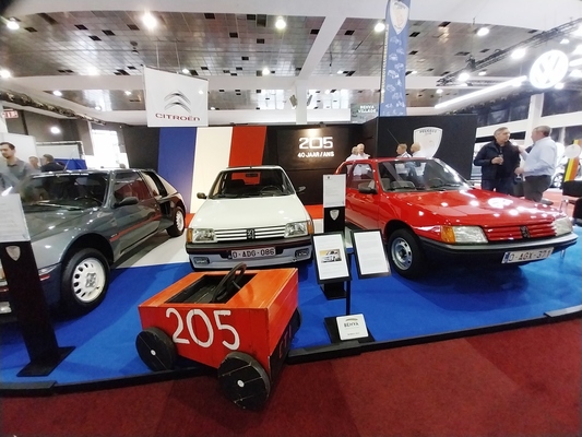 40 Jahre 205 auf dem Clubstand des belgischen "Club voor oude Peugeot's" – Interclassics Classic Car Show Brüssel 2023