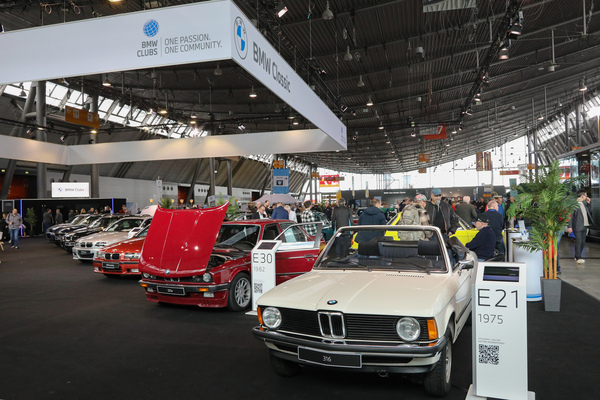 50 Jahre Dreierreihe wird auf dem BMW-Clubstand gefeiert, alle sieben bisherigen Generationen werden gezeigt - 24. Retro Classics Stuttgart 2025
