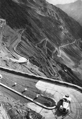6. Internationale Alpenfahrt am 10. August 1934: Alex Blüm und Karl Treiber im Opel 2 Liter auf der Nordostrampe des Stilfser Jochs. Das Werksteam gewann die Mannschaftswertung.