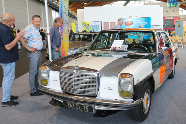 64 verschiedene Farben trägt diese Strich-Acht-Limousine, denn alle diese Farben gab's ab Werk für die Bauriehe W114 und W115 - Klassikwelt Bodensee 2024