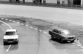 ABS-Versuche mit der Mercedes-Benz S-Klasse - der Wagen ohne ABS verlässt die Spur mit blockierten Rädern
