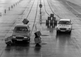 ABS-Versuche mit der Mercedes-Benz S-Klasse - die ABS-Variante bleibt lenkbar