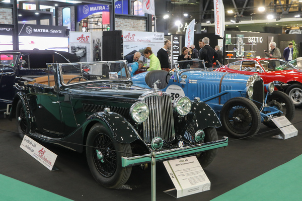 AC 16/70 Drophead Coupé (1938) - weniger als 600 Exemplare wurden gebaut, mit Sechszylindermotor - Rétromobile Paris 2024