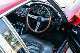 AC 428 (1969) – Acht Rundinstrumente hinter einem eleganten Holzlenkrad