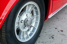 AC 428 (1969) – Echter Zentralverschluss und imitierte Radbolzen