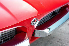 AC 428 (1969) – Mittelsteg im Kühlergrill und geteilter Stossfänger