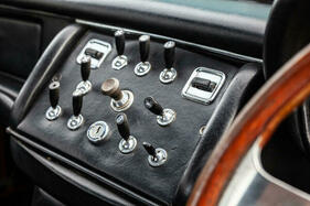 AC 428 (1969) – Neun Kippschalter umringen den Zigarrenanzünder. Ab 1970 gab's Wipptaster.