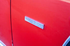 AC 428 (1969) – Signatur des Gestalters auf dem Kotflügel