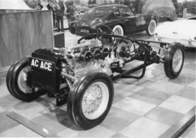 AC Ace (1954) - das unverkleidete Chassis an der London Motor Show im Jahr 1954, dahinter das neue Coupé Aceca