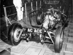 AC Ace (1956) - Blick auf das Chassis, im Hintergrund der Aceca, gesehen an der Earls Court Motorshow 1956