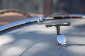 AC Ace Bristol (1960) - die Motorhaube wird mit einem Zusatzschlüssel entriegelt