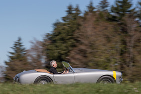 AC Ace Bristol (1960) - man sitzt aufrecht im Ace