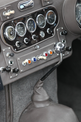 AC Aceca (1955) - gebogener Schalthebel, um die richtige Distanz zum Fahrer zu erreichen