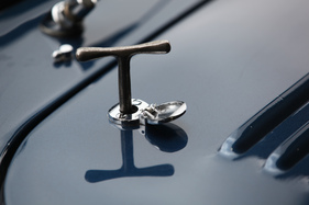 AC Aceca (1955) - mit diesen Hebeln öffnet man die Motorhaube