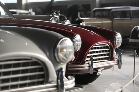 AC Aceca (1962) - neben dem AC Ace von 1963 - Pantheon-Sonderausstellung "Hervé"