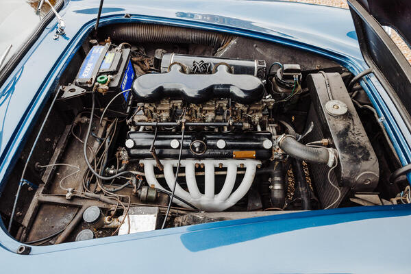 AC Greyhound (1961) - längs eingebauter Reihensechszylinder von Bristol, montiert ist ein Zweiliter, ursprünglich war es ein 2,2-Liter