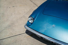 AC MA-200 (1963) – Ähnlich, aber anders: beim Maserati Mistral ist der Stossfänger stärker geknickt, die Mulde vor dem Scheinwerfer kürzer