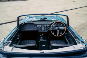 AC MA-200 (1963) – Das Armaturenbrett nimmt mit seinen zwei grossen Rundbögen Anleihen beim Chevrolet Corvette