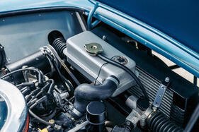 AC MA-200 (1963) – Der Kühlwasserkasten des Jaguar E-Type auf der ungewöhnlich hoch liegenden Spurstange