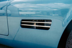 AC MA-200 (1963) – Die warme Abluft aus dem Motorraum entweicht durch ein schlichtes Trapez mit zwei Chromspangen im Kotflügel