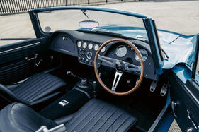 AC MA-200 (1963) – Fasst sich so gut an wie es aussieht: Aluminium-Sportlenkrad mit aufgenietetem Holzkranz