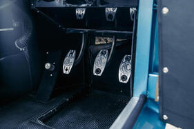 AC MA-200 (1963) – Gleichteilepolitik: einheitliche Pedale für Kupplung, Gas und Bremse