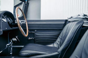 AC MA-200 (1963) – Horizontal gesteppte Türverkleidung mit grosser Kartentasche wie im Triumph TR4