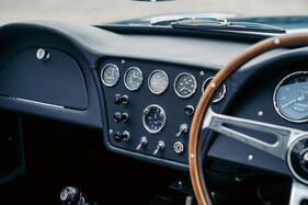 AC MA-200 (1963) – Klassisch: Chromgehrahmte Rundinstrumente und Kippschalter auf dem Mittelstück des Armaturenbretts