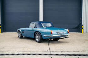 AC MA-200 (1963) – Optische Täuschung 1: Zwischen Seitenfenster und Verdeck klafft keine Lücke. Die Spiegelung des Rolltores spielt dem Betrachter einen Streich