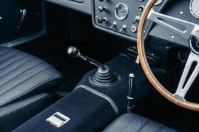 AC MA-200 (1963) – Stark gekröpfter Schalthebel und winziger Aschenbecher auf dem Kardantunnel