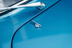 AC MA-200 (1963) – Statt Seilzug: Zwei verchromte Drehgriffe entriegeln die Motorhaube