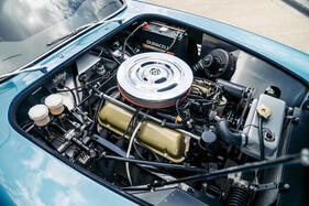 AC MA-200 (1963) – Unter dem verchromten Luftfilter sorgt ein Autolite-Vierfachvergaser für das Gemisch