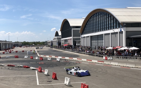 Bild: ADR 2-Sport - vor fast vollen Tribünen hinter dem Messegebäude - Motorworld Classics Bodensee 2018