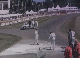 Bild AFM Intertyp (1947) - Unfall von Quester, von der Fernsehwand abfotografiert - am Goodwood Festival of Speed 2017