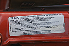 AMC Gremlin X (1976) - Abgasinformationen im Motorraum