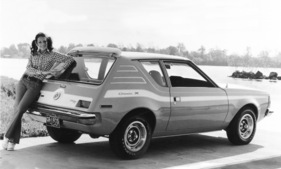 AMC Gremlin X 5 Litre (1973) - auch die starke Version wird gerne von zarter Frauenhand präsentiert (1973)