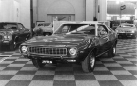 AMC Javelin am Genfer Automobilsalon 1972 - mit Ausnahme des neuen Kühlergitter weitgehend unverändert gebliebenes vierplätziges Coupé, neu auch die automatische Kraftübertragung