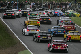 AMG Mercedes Benz CLK-DTM (2012) - beim Start in Brands Hatch