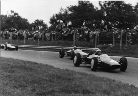 ATS F1 (1963) - in Monza - Hill auf ATS vor Siffert im Lotus und Anderson auf Lola (publiziert im Buch "A.T.S. - the Italian team that challenged Ferrari") ATS F1 (1963) - in Monza - Hill auf ATS vor Siffert im Lotus und Anderson auf Lola (publiziert im Buch "A.T.S. - the Italian team that challenged Ferrari")