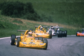 ATS-Lola T 324 (1975) – Manfred Schurti in Führung beim 5. Lauf der Castrol-GTX-Trophy (Formel Super V) auf dem Österreichring am 17. August 1975