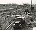 Ab Mai 1955 sind rund 2.000 Arbeiter täglich auf der Riesenbaustelle beschäftigt, 600.000 Quadratmeter Schalholz werden für den Betonguss verbraucht (© VW Nutzfahrzeuge, 1955) Ab Mai 1955 sind rund 2.000 Arbeiter täglich auf der Riesenbaustelle beschäftigt, 600.000 Quadratmeter Schalholz werden für den Betonguss verbraucht (© VW Nutzfahrzeuge, 1955)