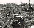 Bild: Ab Mai 1955 sind rund 2.000 Arbeiter täglich auf der Riesenbaustelle beschäftigt, 600.000 Quadratmeter Schalholz werden für den Betonguss verbraucht