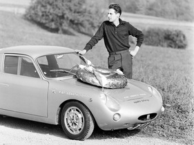 Abarth 1000 Bialbero (1962) - nach dem Rennen - Hans Illert mit Siegeskranz