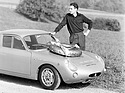 Abarth 1000 Bialbero (1962) - nach dem Rennen - Hans Illert mit Siegeskranz