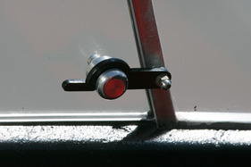 Abarth 1300 OT (1966) - die Schiebescheibe kann mit einem einfachen Mechanismus arrettiert werden