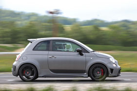Abarth 695 Biposto (2015) - auf Testfahrt